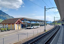 LoretzReto_Kuessnacht_Bahnhof+Bus.jpg