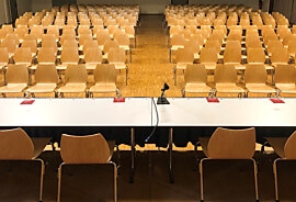 Leerer Saal Bezirksgemeinde.jpg