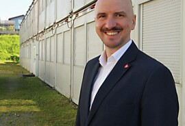 Bezirksrat Toni Schuler vor Asylunterkunft.jpg