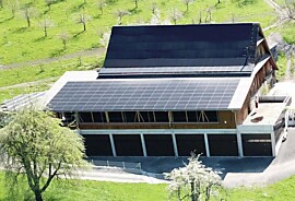 Laufstall mit PV-Anlagen.jpg