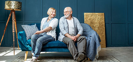 Ein älteres Ehepaar auf dem Sofa