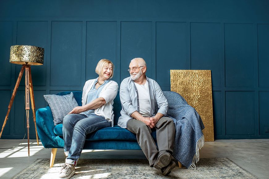 Wohnen, älteres Ehepaar auf dem Sofa